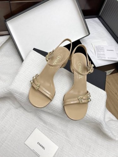 25S春夏新款Chanel小香Vintage中古大标高跟凉鞋双C珍珠扣钻跟凉鞋 真的把女人的优雅知性气质表现的淋漓尽致！ 脚感舒适！上脚超级仙美又百搭！ 配一条