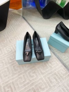 Prada 普拉达 25Ss 春夏新款 粗跟 方头 单鞋 凉鞋 简单的设计大概就是它最让人喜欢的点 不是烂大街的那种 很有自己的品牌个性 面料采用小牛漆皮 内里