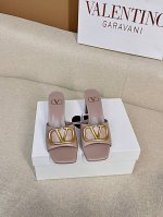 顶级版-真皮底Valentino 经典百搭V扣粗跟后空拖鞋 出厂 ────── 面料：牛皮 漆皮 ────── 内里：全粒面羊皮 ────── 大底：意大利真皮