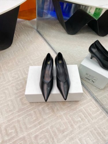 出厂 Toteme 24S春夏新品 复古尖头高跟鞋 简约的冷淡风 复古又百搭！穿在脚上 质感十足 整个造型都会显得很高级 时髦小姐姐必备单品！ 鞋面：采用进口牛