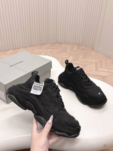 新色 Balenciaga巴黎世家老爹鞋情侣款 triple S系列圆头复古 这款鞋设计来源于经典的Cargo 3B Sports Lcon元素 3但又没有Ca