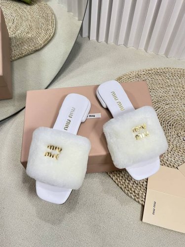 Miumiu 缪缪新款拖鞋 高品质闭眼入！超好穿搭，采用毛绒鞋面，人工一体裁剪，羊皮垫脚内里更加柔软舒服， 小字母五金mlu Mlu 原版真皮大底，约1.5Cm