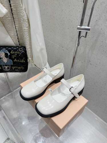 miumiu缪缪 秋冬新款英伦风 玛丽珍 乐福鞋 MiuMiu秀场 复古风独一无二的来自Miu Miu系列的细节特写 新季的潮流要素一 适当 面料：进口原版进口