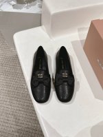 出厂 半拖 Miumiu 缪缪春夏走秀新款一脚蹬懒人鞋半拖 单鞋 官方春夏走秀新款，时髦百搭 即可咸又可甜 鞋面：定制进口羊皮 羊京 内里：羊皮 鞋底：专柜防滑
