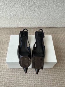 Jacquemus 25Ss春夏新款尖头鸳鸯扣小猫跟后空凉鞋 几何图形设计 圆扣 方扣 新颖时尚大方，性感不失优雅，很显脚部线条，附有骨感美的视觉效果，非常百搭