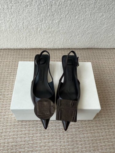 Jacquemus 25Ss春夏新款尖头鸳鸯扣小猫跟后空凉鞋 几何图形设计 圆扣 方扣 新颖时尚大方，性感不失优雅，很显脚部线条，附有骨感美的视觉效果，非常百搭