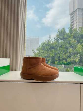 出厂价 Bottega veneta*秋冬系列24s 圆头雪地靴秋冬系列持续上新中！24s最新款圆头雪地靴！bv出品真的是简单实用！非常厚实的毛里以及鞋面材料， - 点击图像关闭