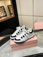 miumiu新款擦色脏脏小白鞋依旧经典时尚简约的格板设计！品质灰常牛！Miumiu 擦色脏脏小白鞋，前卫大胆的MiuMiu风格融于此款漂白皮革运动鞋的简约线条，