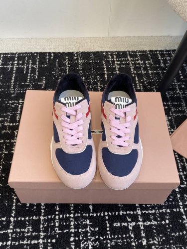 代购级 Miu Miu 25ss 春夏新款走秀MiuMiu 德训 休闲鞋 秀场工艺来自Miu Miu系列的细节特写 新季的潮流要素一 与此刻挚爱的概念，多元对撞