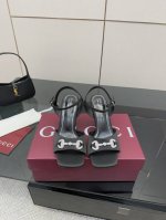 顶级版本 gucci 25S春夏新品水钻糖果色 后带凉鞋高跟 g家在体现高级感这块 总让人大写的服气 看起来蛮简单的款式 但上脚就莫名很高阶 非常性感 让你轻松