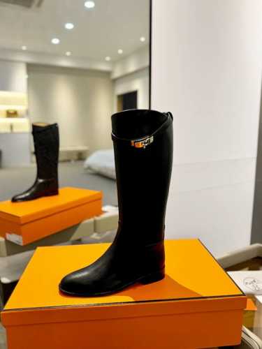 价格： Hermes 高级辣妹kelly Jumping骑士靴顶级牛品匠心好货经典再现拒绝不了的款式谁穿都好看 优雅风格，创造不一样的感觉！它是你鞋柜里不可缺少