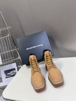 Alexander Wang秋冬最新款大黄靴上新 完全原版一比一复刻打造 版型超级正 最新时尚的设计 火遍全网的靴子，上脚又酷又时髦 靴筒处独特设计最为抢眼吸晴