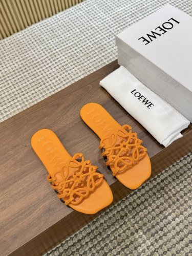 橙子出厂价p loewe 罗意威春夏新品petal Anagram 设计感镂空平底拖鞋 休闲凉拖 度假沙滩鞋 疯狂种草简约设计感觉更干净优雅 让你念念不忘 颜色