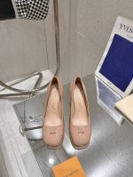2025最新 L家早春款专柜最新走秀官网系列、同步更新、完美楦型+小V Logo设计. Swing 高跟鞋选用柔软羊皮革塑造易于穿脱的设计，以利落 线条彰显典雅
