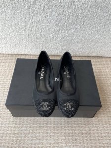 Chanel小香 25Ss 春夏鞋头 电绣点缀，芭蕾舞鞋 宛如女神脖子上的项链，上脚包裹性非常好，上脚跟显瘦，真的是超级精致！ 复古的玛丽珍太对味了，个人最喜欢