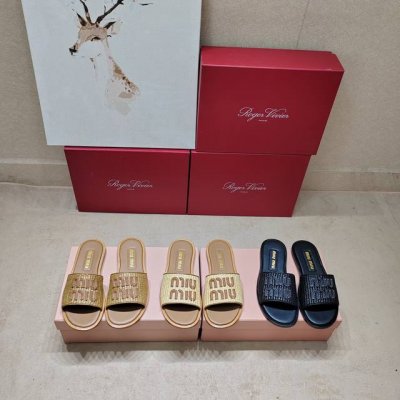 冲量价: Miumiu缪缪春夏新款拖鞋系列上新 ★★★★★ 舒适度与时髦度并存的开挂全新系列，设计搭配，简约大方，百搭时尚！ 鞋面：原版定制材料电绣牛皮 内里: