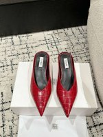 Toteme 25ss 春夏新款 后空凉鞋 拖鞋 坡跟穆勒鞋进口皮高级舒适，配女神们的半身裙，不规则的弧形尖头，晚宴系列专属高跟鞋贯穿整季lookbook完全戳