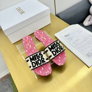 2024 Dior迪奥夏季刺绣凉拖 Dway带跟凉拖是一款经典单品，自然色酒椰草和黑色棉质鞋面饰以 Christian Dior Paris 标志刺绣，富有辨识