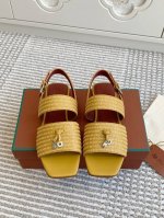 代购级 Loro Piana Lp Sprightly Charms系列凉拖鞋 罗马凉鞋 Sprightly Charms 凉鞋 以方形鞋头和鞋跟展现全新创意，