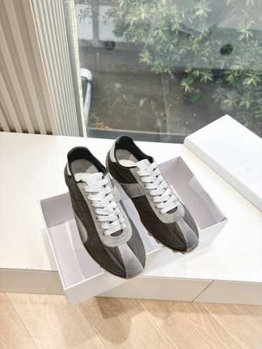 出厂 顶级版本 Maisonmargiela Mm6德训休闲鞋鬼才设计师品牌，一个轻奢品牌上脚很百搭哦，也很随脚舒适，这一款德国训练鞋延续了经典的T形真皮拼接设