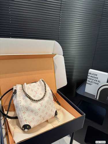 配飞机盒折叠盒子 Lv25秀款水桶包， Louis Vuitton 2025早春系列水桶包 新季包袋作品中最引人注意的新款NéOnoé 水桶包， 在底部和侧面加