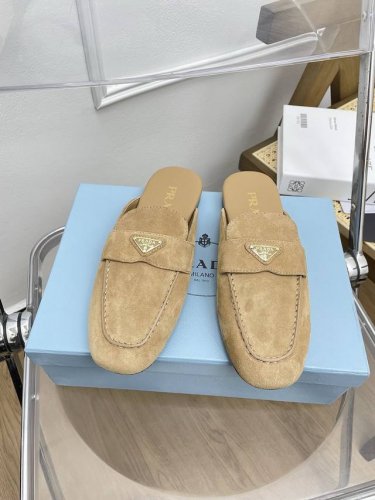 顶级版本Prada 25Ss 普拉达走秀款三角标 半拖鞋爆款！ 走秀款 复古感时髦满满 随意百搭 时尚休闲 独到味道，人人都爱也轻松驾驭 每年都会爆.足以征服你