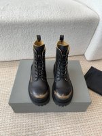 BALENCIAGA 巴黎世家 24ss 秋冬新款系带马丁靴 复古擦色做旧松糕厚底短靴！ 看着硬朗 但上脚舒适 个性帅气的的同时 不失舒适感 擦色做旧复古！ 工