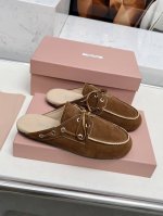 miu Mi 25年早春走秀新款♀擦色复古乐福鞋火爆来袭，常年穿搭必备单品 鞋面采用定制复古擦色头层牛皮上复古的做旧擦色工艺，使整双鞋都透露着随性和洒脱，鞋面采
