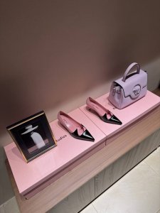 PRADA 普拉达25走秀尖头猫跟单鞋必须夸一下这双小猫跟挺高级的 酷中带点小性感！鞋面采用进口开边珠牛皮内里垫脚进口小羊皮 意大利进口牛皮大底跟高：5.5cm