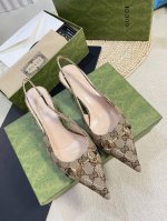 Gucci 24Ss春夏新款 G家尖头马衔扣V型系列 经典再现 简约设计高雅品质 鞋面以羊皮双G布材料匠心打造 鞋面缀饰亮眼的经典马衔扣 后带着釆用松紧带设计