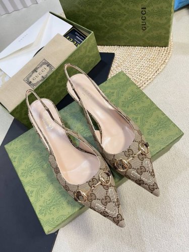 Gucci 24Ss春夏新款 G家尖头马衔扣V型系列 经典再现 简约设计高雅品质 鞋面以羊皮双G布材料匠心打造 鞋面缀饰亮眼的经典马衔扣 后带着釆用松紧带设计