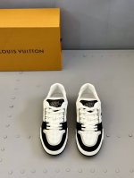 驴家 新配色 男士Trainer运动鞋，本款 Lv Trainer 运动鞋取材柔软粒面小牛皮，呈现纯净色调，后部#54标识追溯品牌诞生于1854年，设计师手写体