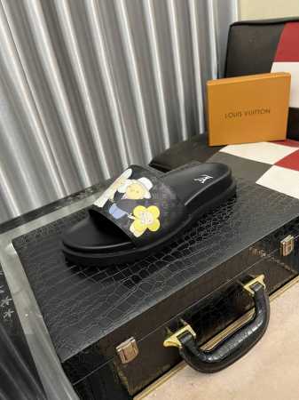 出厂价 Lv路易威登 顶级代购路家爆款男士拖鞋鞋 专柜同步 鞋面意大利进口小牛皮，鞋底：原厂特供原版底，独家活动成型底超级舒适，原厂跟单货，码数 38-445色 - 点击图像关闭
