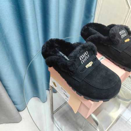 独家首发MIUMIU*缪缪厚底年新款英伦风包头毛拖G024-1014 怎么穿都好看今夏时髦精最爱 看起来不怎么舒服 上脚超级舒服 面料：对版帆布 很多不对请注意 - 点击图像关闭