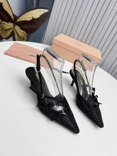 工厂 新款新品 Miu Miu 全新超美装饰搭配,时尚淑女气质十足 双色拼接 又不乏美艳色彩,外侧附带弹力象巾 上脚非常方便意大利引进的原版楦头是最新楦、出来形