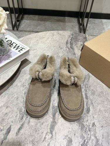 UGG最新款秋冬羊毛雪地靴上新啦！ ugg阿尔派系列毛毛鞋 超短靴 舒适轻便 一脚蹬 浓浓的编织民族风感觉 时尚又简约 翻毛搭配装饰缝线 冬天的可爱拿捏住进去了