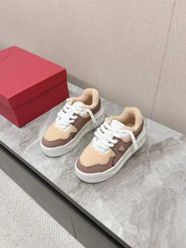 valentino华伦天奴 new arrival～ V家厚底运动鞋 鞋面：进口定制牛皮羊羔毛搭配 大底：tpu材质大底质感拉满！ 内里：羊羔毛内里 上脚真的超