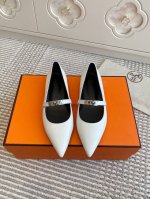 Hermes爱马仕kiari系列kelly扣猫跟尖头单鞋顶级品质鞋面：进口小牛皮内里：羊皮内里垫脚跟高：平底 4cm大底：进口真皮大底size：35-39 40