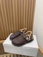 Birkenstock x Dior毛里款全球限量联名款，联名单品重新诠释 TOKIO 穆勒鞋和 MILANO 凉鞋这两款勃肯标志性单品，将实用功能与优雅风范相