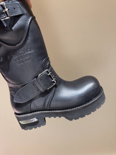 被问爆了巴黎世家Balenciaga毒液靴终于出了 宝子们 时尚界永远不缺惊艳之作 而Balenciaga毒液靴绝对是其中的佼佼者 上衣选短款露脐针织衫 勾勒出