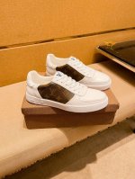 工厂批 Lv 路易威登 男鞋高端品牌 官网1：1最新力作：鞋面采用意大利进口头层牛皮搭配 舒适透气内里原版防滑耐磨大底制作，让行走更加便捷舒适！独家新款，惊世之