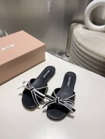 出厂价p Miumiu2025新款凉鞋系列时尚洋气 夏日清凉标配 面料材质 .羊皮+蝴蝶结元素搭配 垫脚羊皮里 意大利进口真皮大底 码数: 34-40 34-4