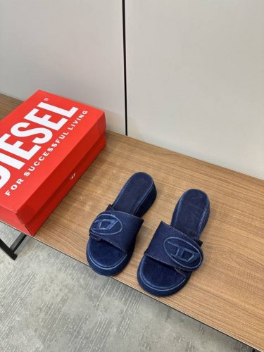 diesel2025春夏水洗牛仔布厚底 拖鞋 这季颠覆了传统的设计 打造了一场叛逆又充满趣味的大秀 经典鞋型勾勒性感魅力 质感Logo装点率意俏皮 整个系列随性
