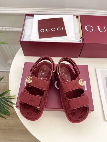gucci 古驰 25 G家 主打系列终于面世 狠货值得期待 原有的经典 创造新设计 bs新款 经典双G帆布魔术贴沙滩凉鞋 代购级别 高级感十足 国内外博主刷爆