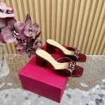 2024最新款 Valentino 巴黎时装秀场款推出最新 粗跟拖鞋 华伦天奴此系列演绎全新时尚魅力 延续超高跟设计，深得海外知名博主青睐 千万粉丝博主倾情演绎
