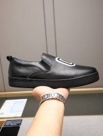 官网上新Coach蔻驰独家新款男士低帮休闲一脚蹬 休闲时尚百搭款,四季可穿 板鞋可以说是每年最流行的一款鞋了 适合现在年轻人的潮流选择 这款休闲男鞋采用便捷的系