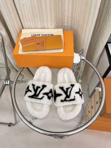 Louis vuitton 新款直羊毛拖鞋 頂级品质纯皮毛一体羔羊毛打造！超温暖的感觉，穿上仿佛踩在云朵上LV经典老花装饰，精致高级！让这双毛拖身价陡增！鞋底是