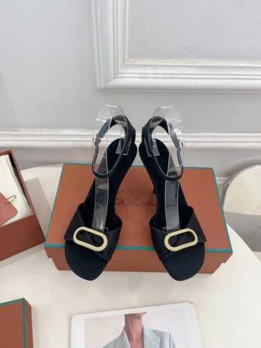 Loro Piana 乐悠翩雅 代购级别2025春夏新品 LP金属扣高跟凉鞋 LP是意大利顶级奢侈品牌 低调奢华 设计都是一贯纯色系 简单、细节巧妙、清新脱俗！