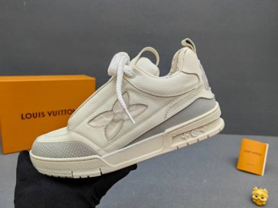 实价： 奢品Trainer休闲运动鞋，运动鞋记录设计师 Virgil Abloh 由复古篮球鞋激发的经典创意，此次拼接光滑牛皮革和 Monogram 压纹粒面牛
