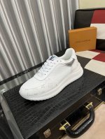 出厂价： LV 路易威登。最新潮鞋休闲鞋实体店爆款。新品春夏季舒适进口定制原版牛皮，独特提花面料元素设计。搭配羊皮内里，Lv原版底，高端包装高品质细节决定品质、